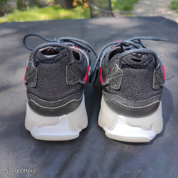 Nike Black Red White React Live SE Casual Outdoors Sneakers Men's Size 6 Youth - Picture 2 of 6